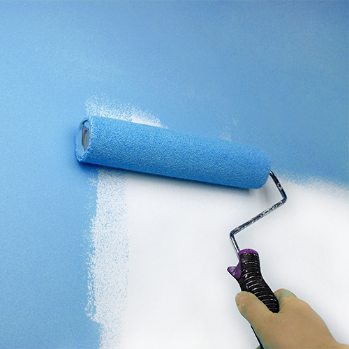 Malerarbeiten mit blauer Farbrolle
